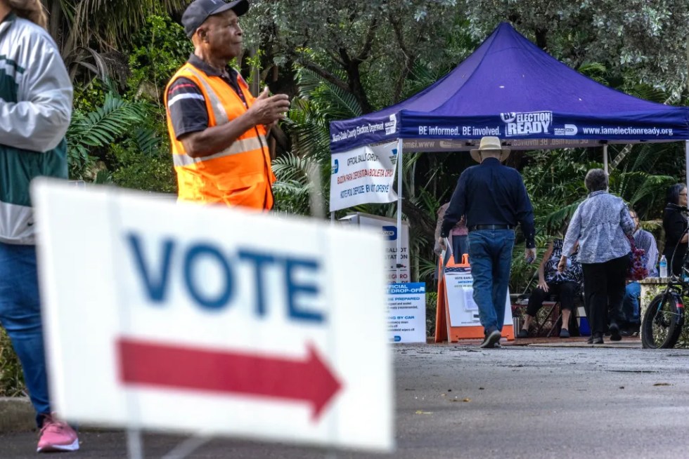 Personas acuden a la votación anticipada para las elecciones a la Presidencia de EE.UU., en Miami, Florida, este 21 de octubre de 2024. EFE/Cristóbal Herrera