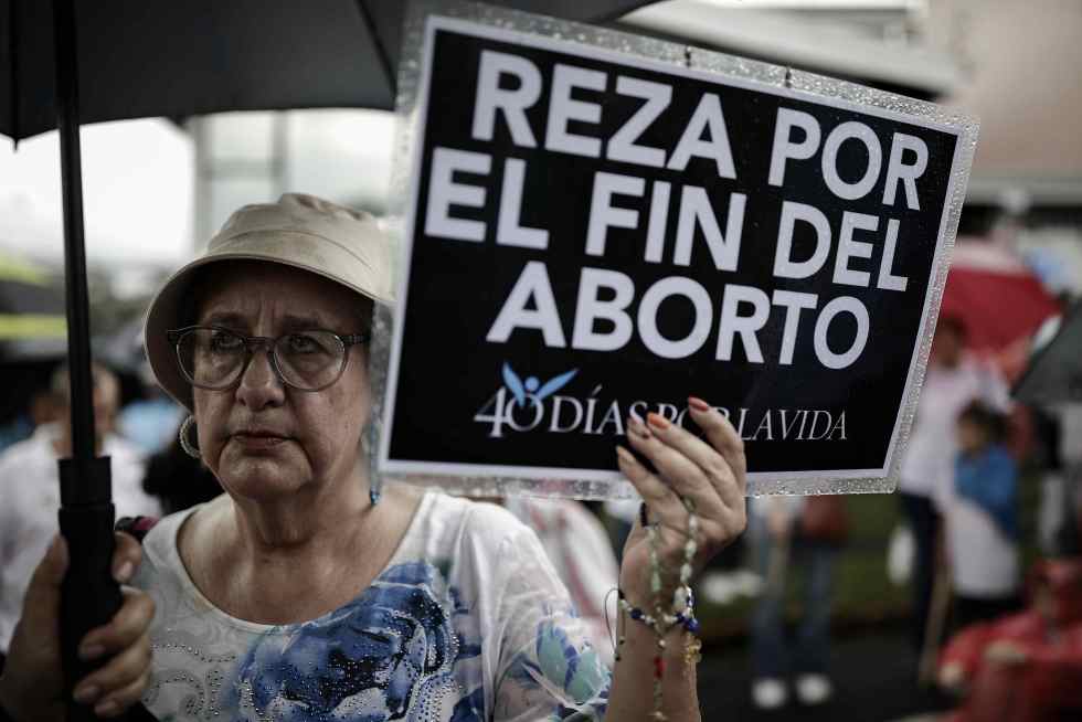 Una persona muestra un mensaje en contra del aborto durante una marcha llamada "Un kilómetro por la vida", rumbo a la CorteIDH, este domingo en San José (Costa Rica). EFE/ Jeffrey Arguedas