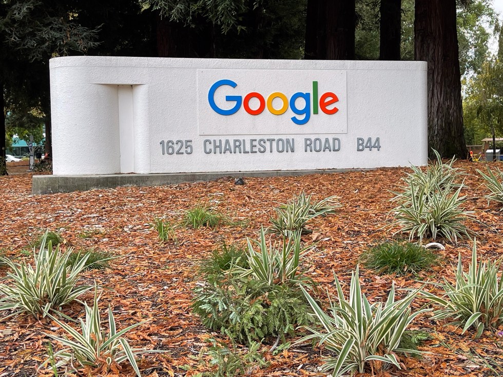 Vista de la entrada a la sede de Google, propiedad de Alphabet, en Mountain View, California (EE.UU.), en una fotografía de archivo. EFE/ John G. Mabanglo