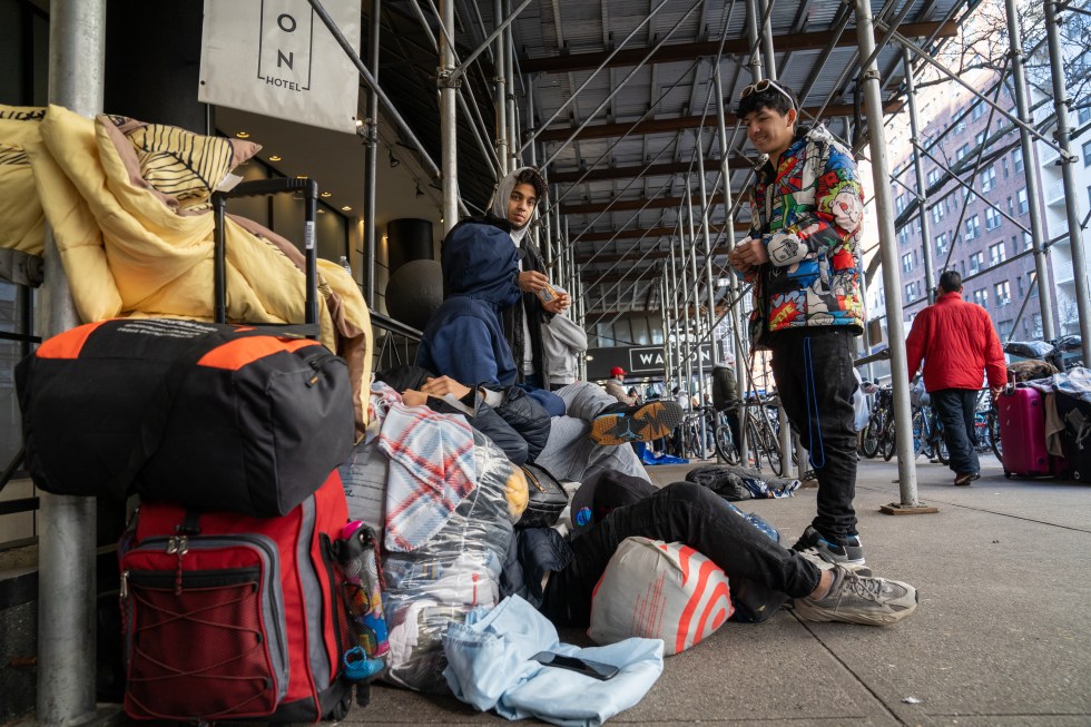 ame1096-archivo-eeuu-inmigrantes Fotografía de archivo fechada el 30 de enero de 2023 que muestra a inmigrantes venezolanos que esperan en una calle tras ser desalojados de un hotel, en Nueva York (EEUU). EFE/Ángel Colmenares /ARCHIVO
