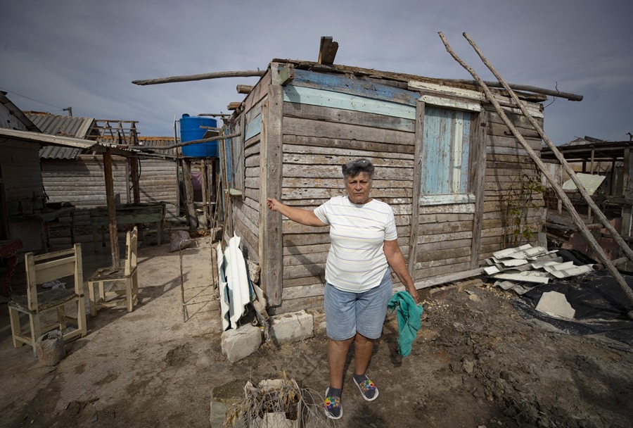 Marisol habla con EFE afuera de su casa afectada por el paso del huracán Rafael en playa Guanimar. EFE/Yander Zamora