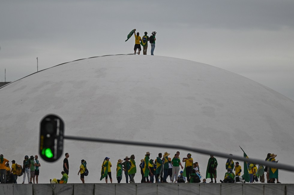 Fotografía de archivo fechada el 8 de enero de 2023 que muestra a simpatizantes del expresidente brasileño Jair Bolsonaro mientras invaden el Congreso Nacional, el Palacio de Planalto y el Supremo Tribunal Federal, en Brasilia (Brasil).  EFE/ Andre Borges