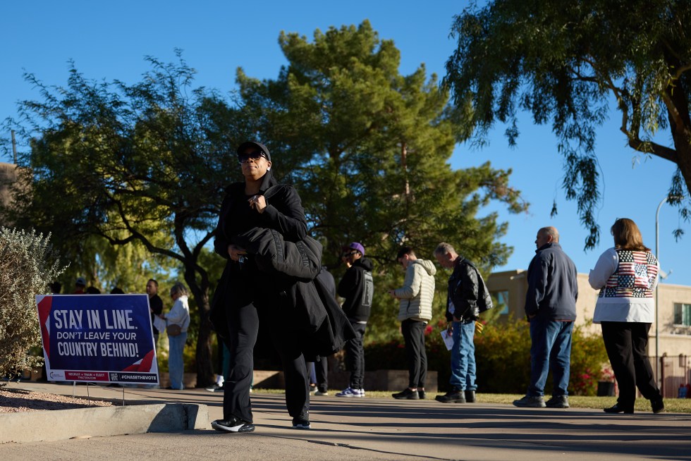 Personas hacen fila para votar en las elecciones de EE.UU., el 5 de noviembre de 2024, en Scottsdale, Arizona, donde también se votaba una ley sobre migrantes y otra sobre el aborto. EFE/Allison Dinner