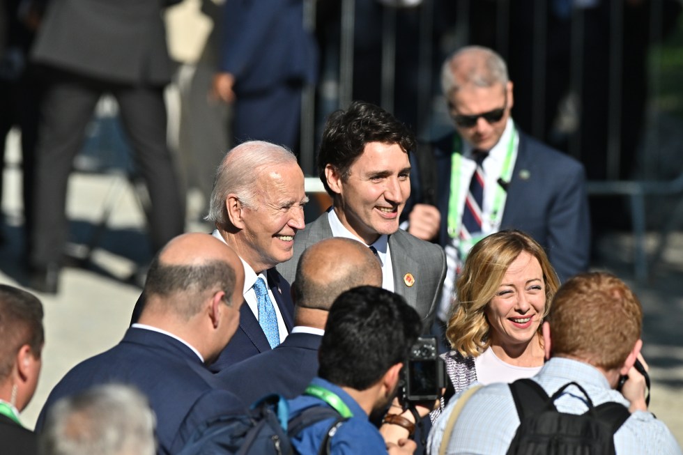 El presidente de Estados Unidos, Joe Biden (i), y el primer ministro de Canadá, Justin Trudeau (d), salen después de la apertura de la Cumbre de jefes de Estado del G20 que comenzó este lunes en Río de Janeiro (Brasil). EFE/ André Borges