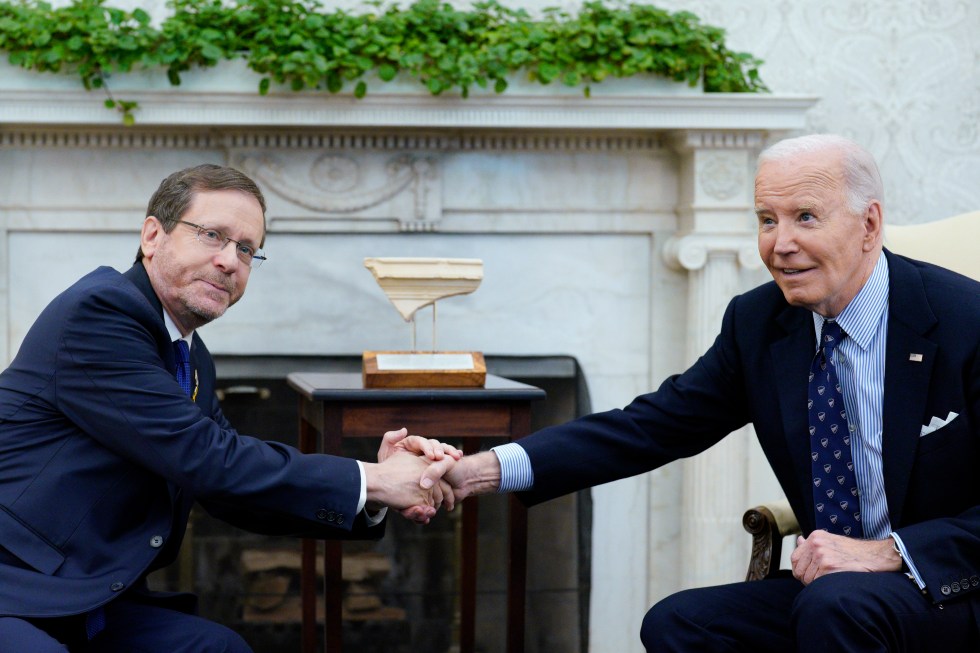 biden-israel2 El presidente de EE.UU., Joe Biden (d), junto al presidente de Israel, Isaac Herzog (i), durante una reunión en la Casa Blanca, este 12 de noviembre de 2024. EFE/Yuri Gripas/Pool