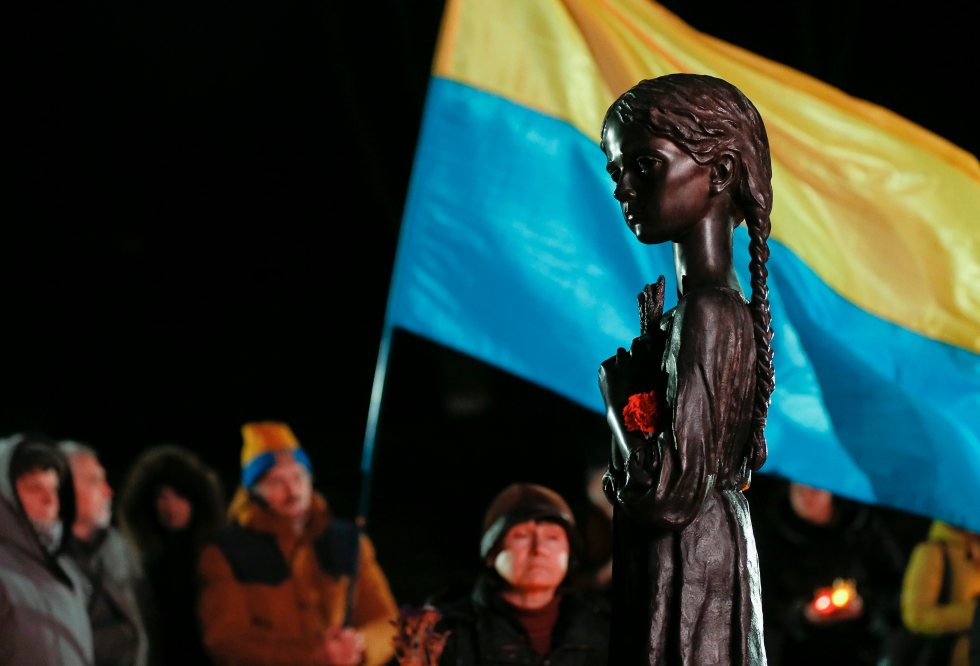 Fotografía de archivo de un monumento para honrar a las víctimas en Ucrania de la gran hambruna de Holodomor, hecho recordado por el presidente de Estados Unidos, Joe Biden. EFE/Sergey Dolzhenko