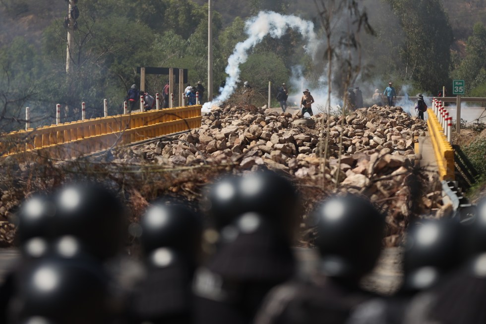 Simpatizantes del expresidente de Bolivia, Evo Morales, se enfrentan con integrantes de la Policía Boliviana este viernes, en Parotani (Bolivia). EFE/ Luis Gandarillas