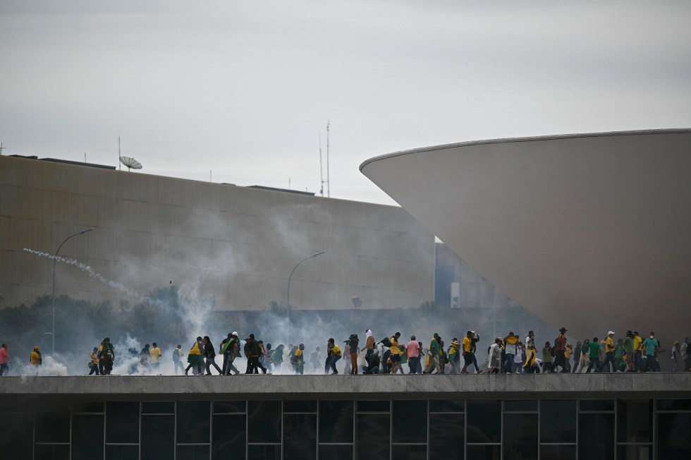 Fotografía de archivo de seguidores del expresidente de Brasil Jair Bolsonaro que intentaron ingresar al Palacio de Planalto, en lo que se ha calificado como un intento de golpe de Estado contra Luiz Inácio Lula da Silva. EFE/André Borges