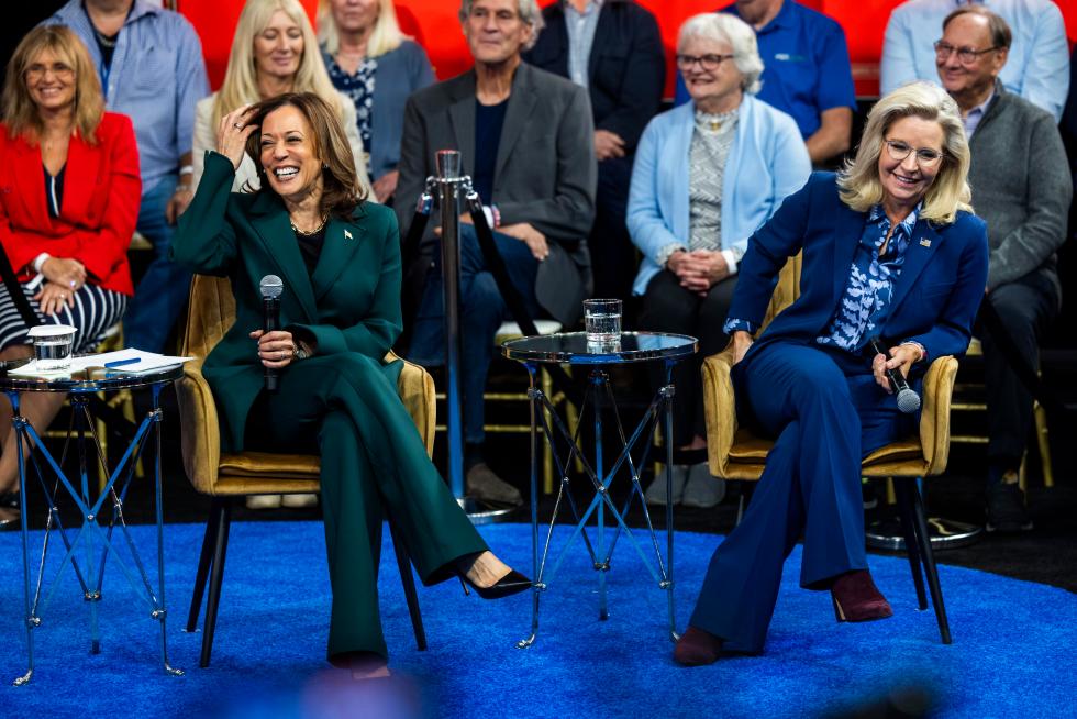 La vicepresidenta de EE.UU., Kamala Harris (i), habla con la política conservadora Liz Cheney (d) durante un acto de campaña el 21 de octubre de 2024. EFE/Jim Lo Scalzo