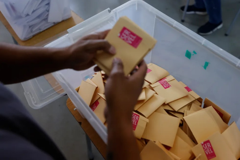 Vista del conteo de votos de las elecciones regionales de Chile 2024 en Santiago, en una fotografía. EFE/ Elvis González