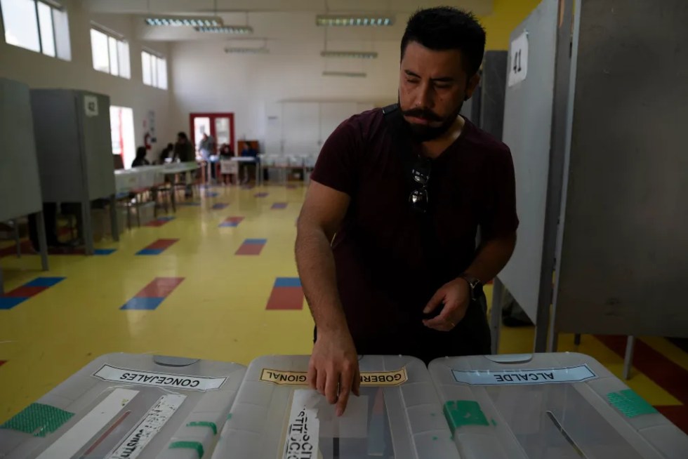 Un hombre vota durante en las elecciones regionales de Chile 2024 en Valparaíso, en una fotografía. EFE/ Adriana Thomasa