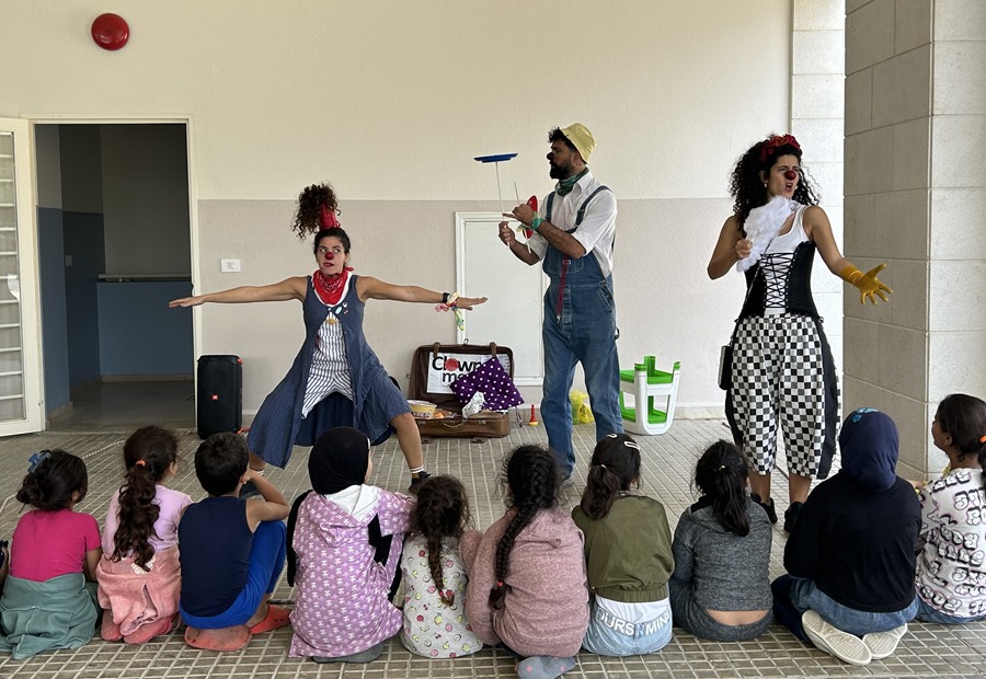 Payasos de la asociación Clown me In actúan ante una veintena de niños en un centro social de la localidad libanesa de Baabdat como parte de su programa itinerante de espectáculos para atender la salud mental de los menores.