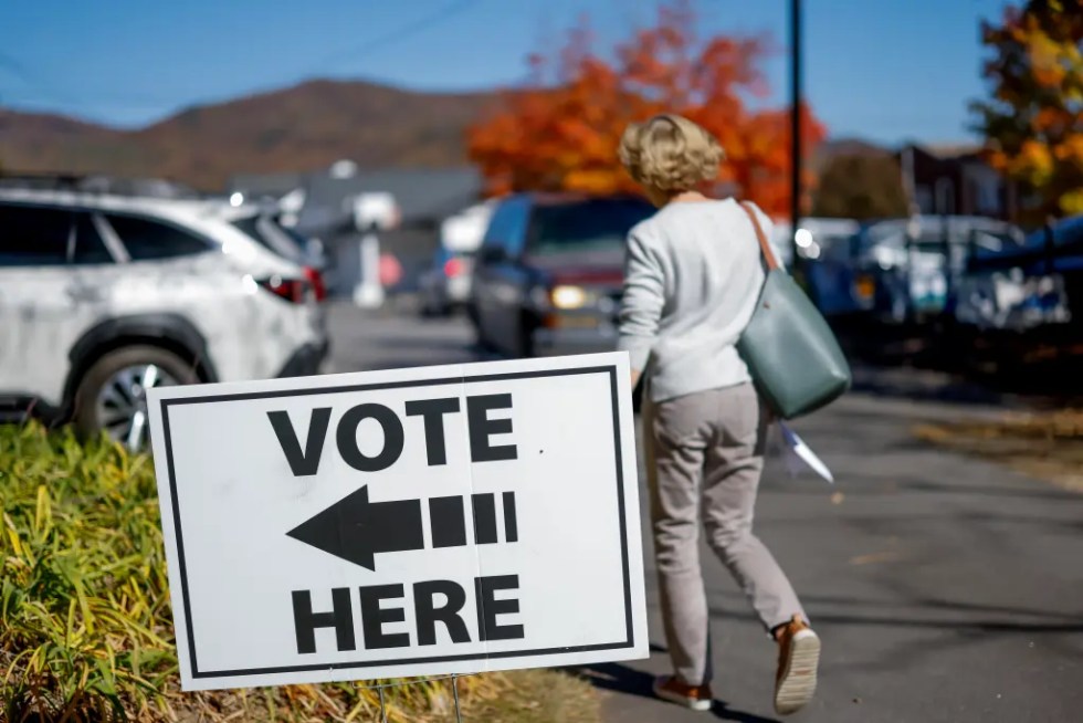 Una mujer llega a votar en las elecciones de Estados Unidos, el 21 de octubre de 2024, en Black Mountain, Carolina del Norte. EFE/Erik S. Lesser