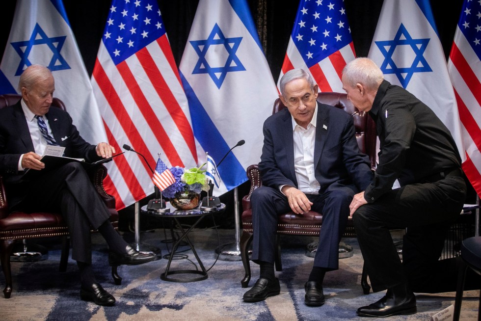 Vista del presidente de EE.UU., Joe Biden (i), durante una renión con el ministro de Israel, Benjamín Netanyahu (c), y su exministro de Defensa Yoav Gallant (d), en una fotografía de archivo. EFE/Miriam Alster/Pool