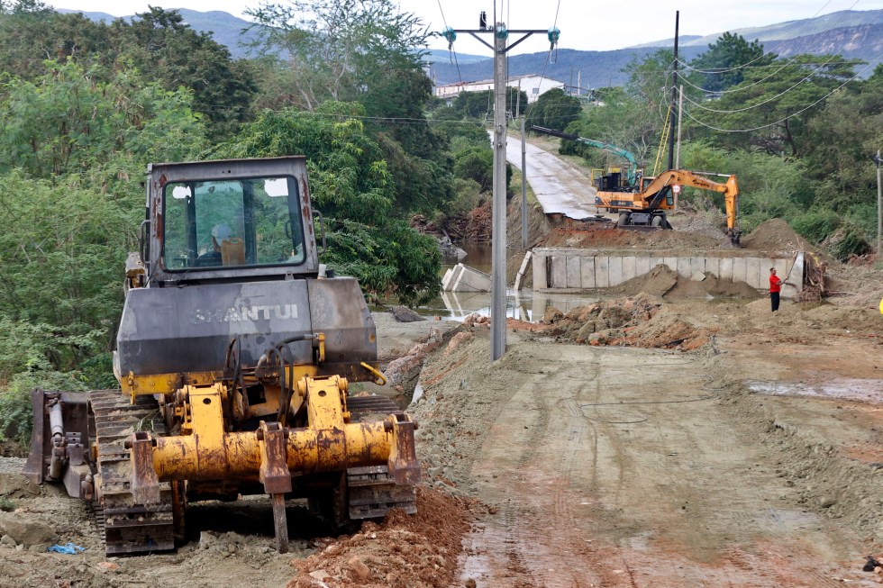 Trabajadores recuperan zonas afectadas por el huracán Óscar, en la provincia de Guantánamo, Cuba. EFE/ Ernesto Mastrascusa