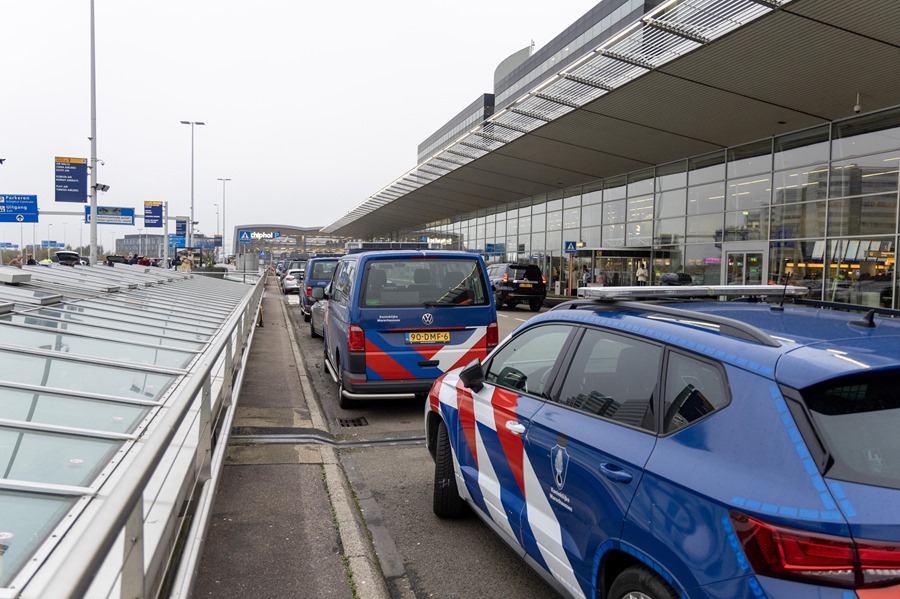 Vehículos de la Policía Militar Real estacionados fuera de la puerta de salida 3 del aeropuerto de Schiphol,