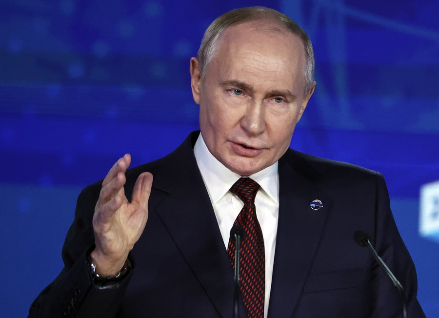 El presidente ruso Vladimir Putin pronuncia su discurso durante una sesión plenaria en Sochi, región de Krasnodar, Rusia.