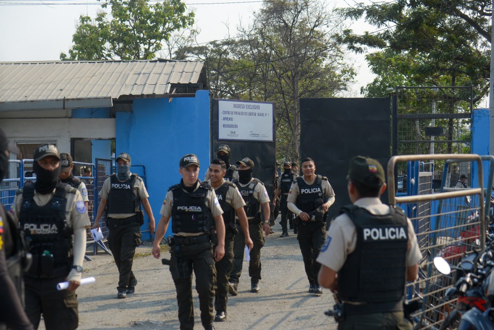 Integrantes de la Policía resguardan la entrada la Penitenciaría del Litoral, la cárcel más grande de Ecuador, situada en la ciudad de Guayaquil (Ecuador). EFE/Jonathan Miranda