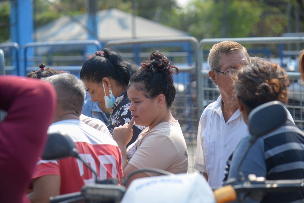 Personas esperan información sobre sus familiares privados de la libertad, en la Penitenciaría del Litoral, la cárcel más grande de Ecuador, situada en la ciudad de Guayaquil (Ecuador). EFE/Jonathan Miranda