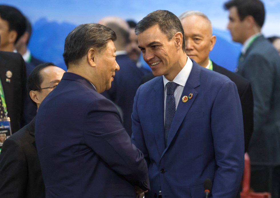 El presidente del Gobierno de España, Pedro Sánchez (d), saluda su homólogo de China, Xi Jinping (i), durante la apertura de la Cumbre de jefes de Estado del G20 que comenzó este lunes en Río de Janeiro, (Brasil). EFE/ Antonio Lacerda