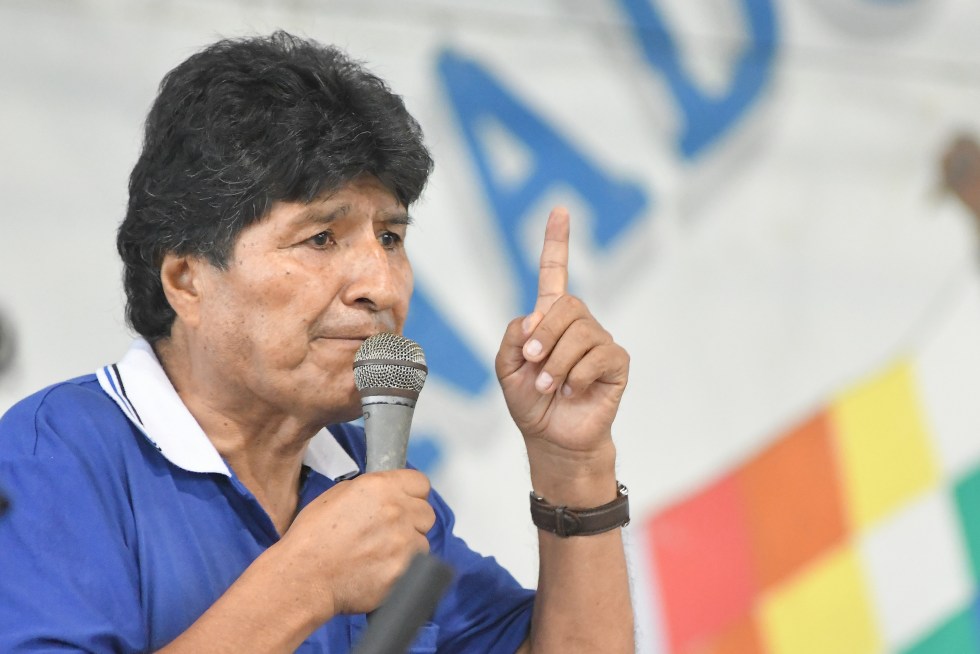 El expresidente de Bolivia Evo Morales habla durante una reunión de organizaciones sociales y autoridades afines este viernes en Lauca Ñ (Bolivia). EFE/ Jorge Abrego