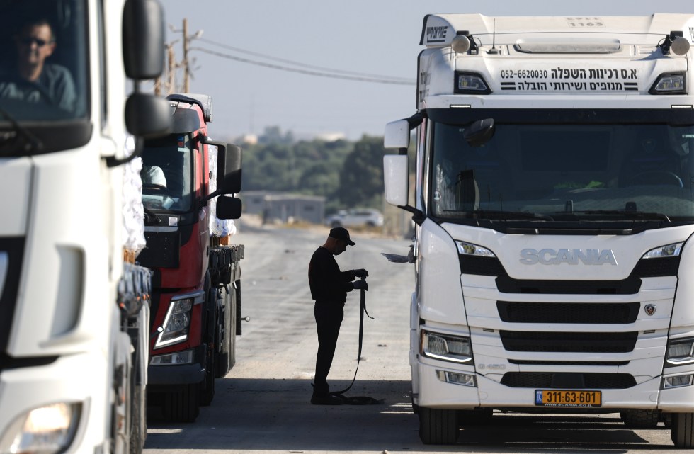 Vista de camiones que transportan ayuda para la Franja de Gaza en un paso en la frontera controlado por Israel, el 11 de noviembre de 2024. EFE/Vassil Donev