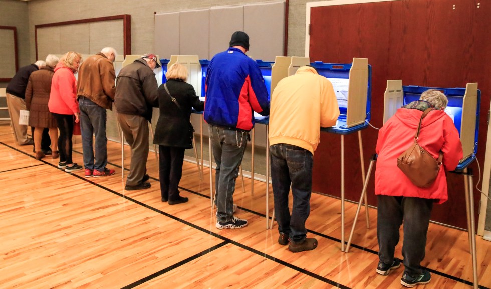 Vista de personas que votan durante unas elecciones estadounidenses en Wisconsin, uno de los estados “bisagra”, en una fotografía de archivo. EFE/Tannen Maury