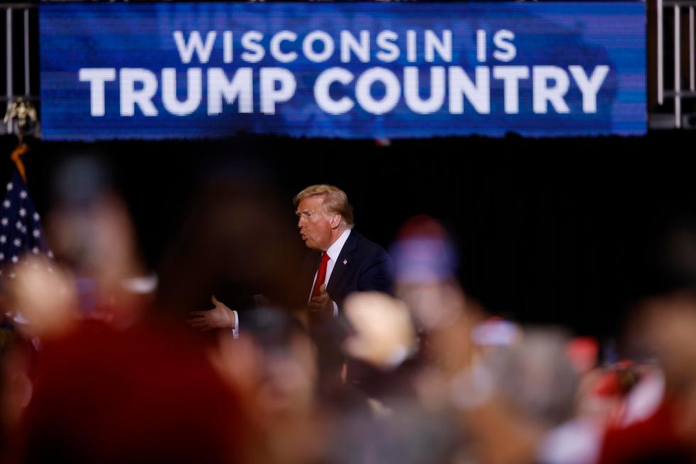 El expresidente de EE.UU. Donald Trump, durante un acto de campaña en el Fiserv Forum, de la ciudad de Milwaukee, Wisconsin, uno de los estados “bisagra”, el 1 de noviembre de 2024. EFE/Jeffrey Phelps