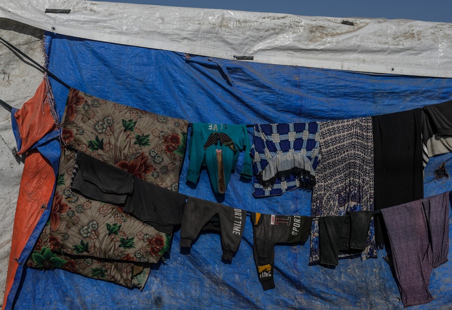 israel-gaza-1-1 La ropa de los palestinos desplazados internos cuelga para secarse fuera de una tienda de campaña en Deir al Balah