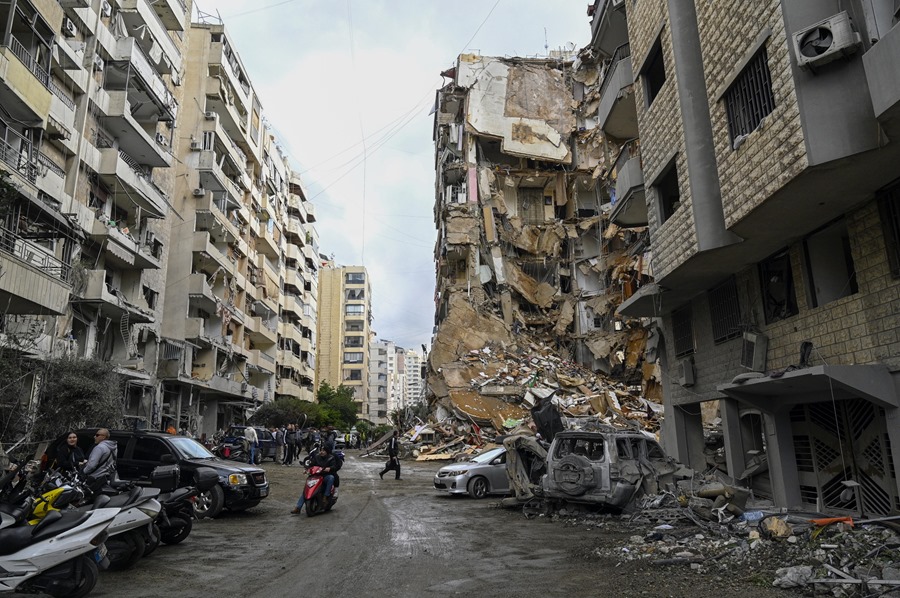 libano-1 Los escombros de un edificio dañado tras un ataque aéreo israelí en la zona de Tayouneh, al sur de Beirut