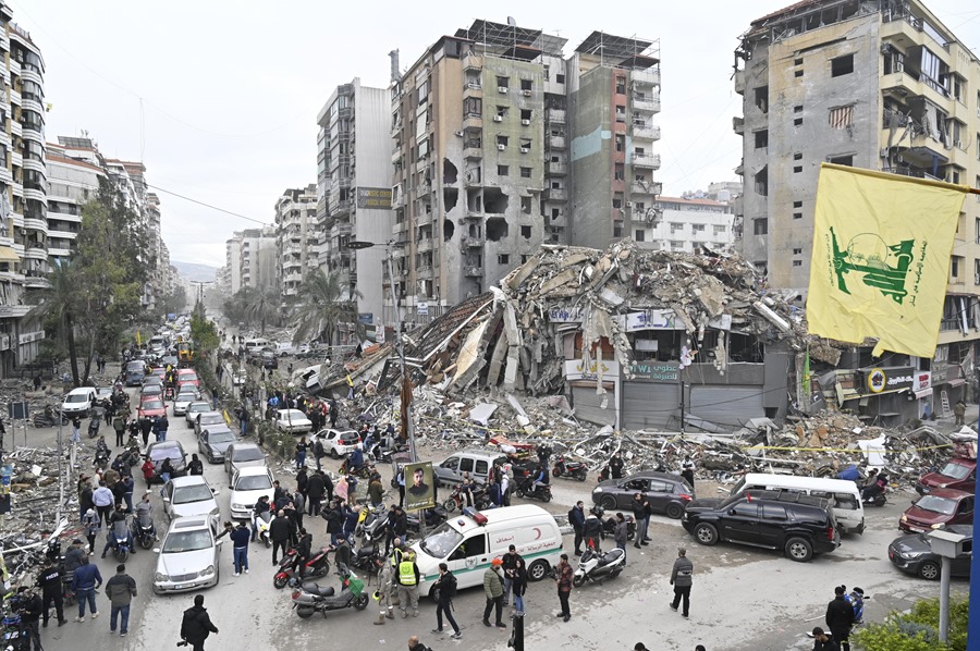 El pueblo libanés celebra en una calle después de que entrara en vigor un alto el fuego con Israel, en el distrito de Dahieh, en el sur de Beirut