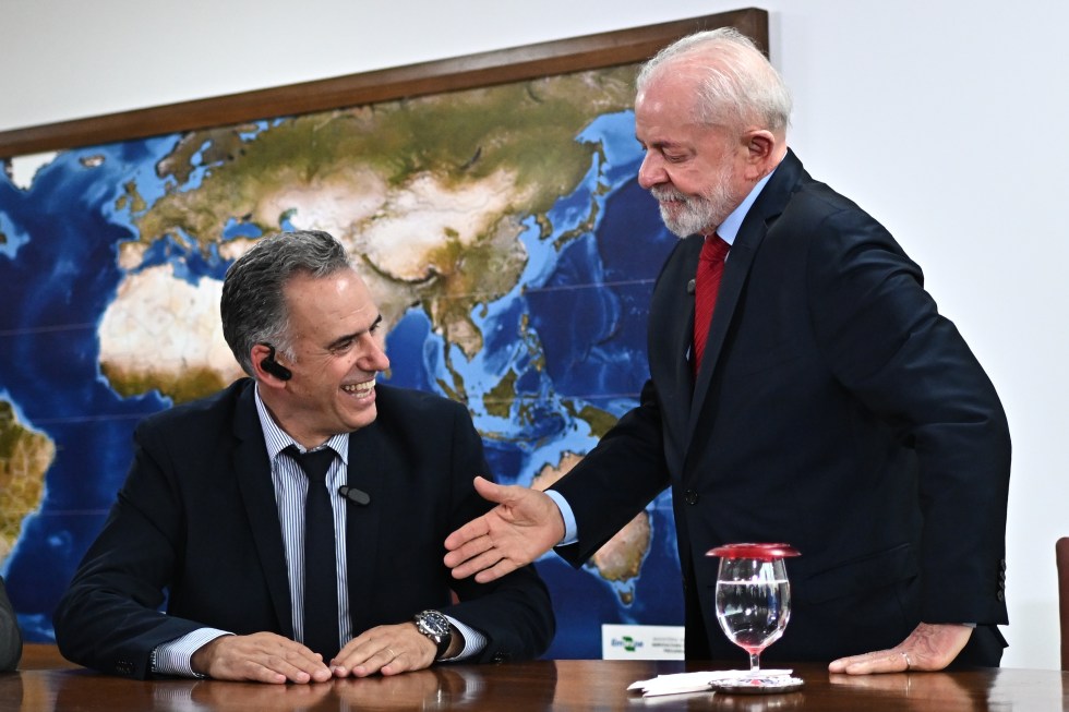 El presidente de Brasil, Luiz Inácio Lula da Silva (d), junto al presidente electo de Uruguay, Yamandú Orsi, en el Palacio del Planalto este viernes, en Brasilia (Brasil). EFE/André Borges