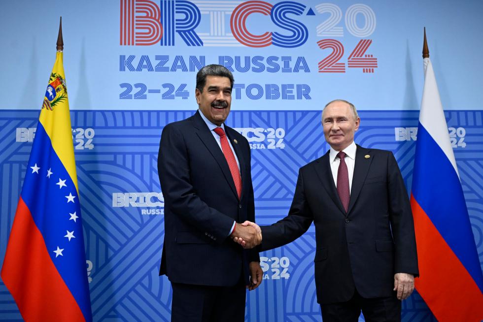 El presidente ruso, Vladímir Putin (d), recibe a su homólogo de Venezuela, Nicolás Maduro (i), durante la cumbre de BRICS, este 23 de octubre de 2024, en Kazán. EFE/Alexander Nemenov/Pool