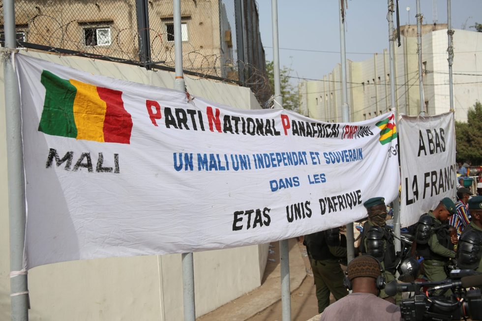 Personas se manifestaron en Bamako, Mali, para expresar su apoyo a la junta militar que gobierna el país. EFE/ Idrissa Diakité