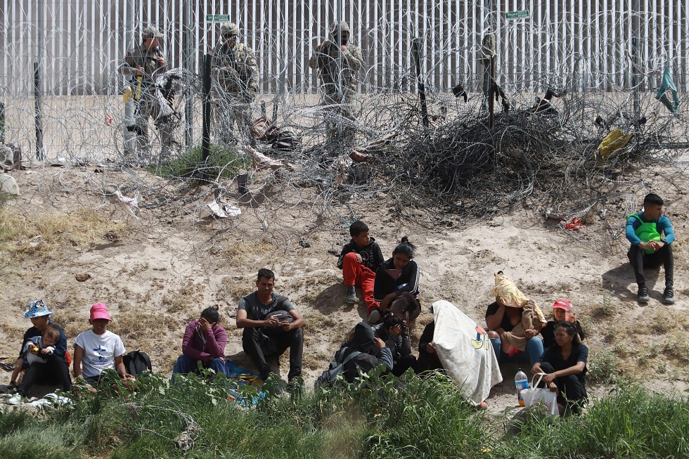 mex226-mexico-crisis-migratoria Personal de la Guardia Nacional de Texas, resguardan la frontera donde permanecen migrantes el 4 de junio de 2024, en Ciudad Juárez, Chihuahua (México). EFE/Luis Torres