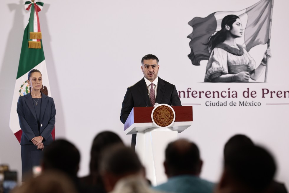 El secretario de Seguridad y Protección Ciudadana, Omar García Harfuch, participa este martes durante una rueda de prensa de la presidenta de México, Claudia Sheinbaum, en Palacio Nacional en la Ciudad de México (México). EFE/José Méndez