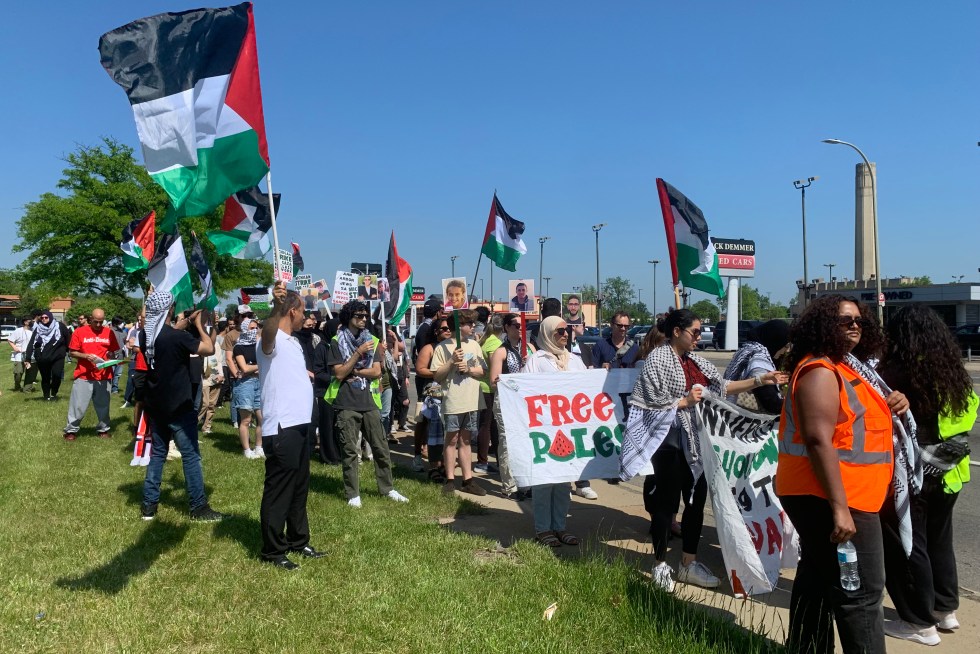 michigan3 Personas piden el fin de la guerra en Gaza, durante una marcha en la ciudad de Dearborn, Míchigan, uno de los estados "bisagra" de las elecciones estadounidenses, en una fotografía de archivo. EFE/Marta Garde
