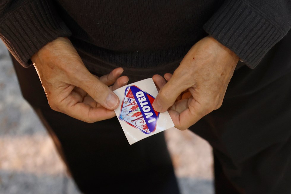 Vista de un hombre con una calcomanía luego de votar en unas elecciones en Nevada, uno de los estados "bisagra" de EE.UU. EFE/Caroline Brehman