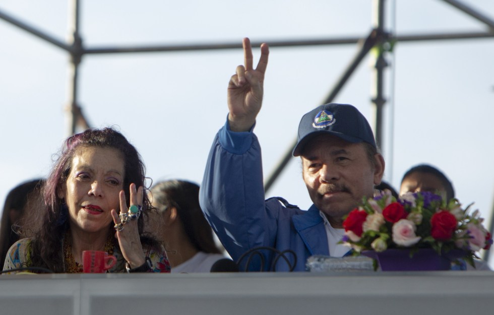 El presidente de Nicaragua, Daniel Ortega (d), junto a su esposa, la vicepresidenta Rosario Murillo (i), en una fotografía de archivo. EFE/Jorge Torres