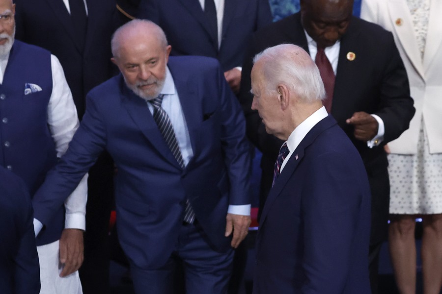 AME9091. RÍO DE JANEIRO (BRASIL), 19/11/2024.- El presidente de Brasil, Luiz Inácio Lula da Silva (i), señala la posición para su homólogo de los Estados Unidos, Joe Biden, para la foto oficial de la Cumbre del G20 este martes, en el segundo día del encuentro en Río de Janeiro (Brasil). EFE/ Antonio Lacerda