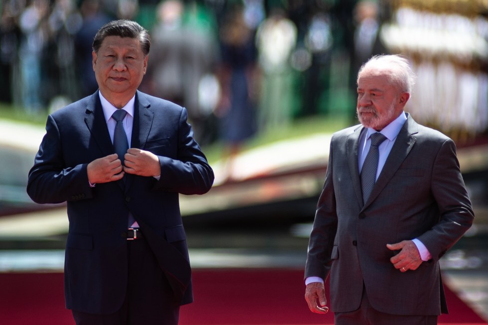 El presidente de Brasil, Luiz Inácio Lula da Silva (d), saluda y recibe con honores de Estado a su homólogo chino, Xi Jinping (i) este miércoles en Brasilia (Brasil). EFE/Andressa Anholete