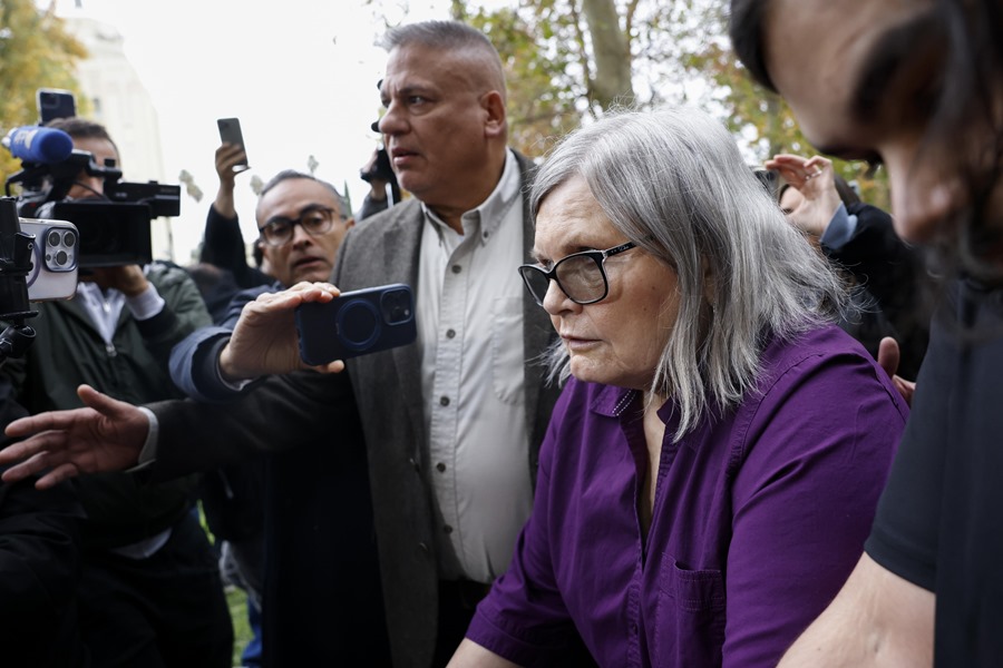 La sobrina de Kitty Menéndez, Diane Hernández (C), antes de una audiencia sobre si se debe reconsiderar la condena por asesinato de los hermanos Lyle y Erik Menéndez en Los Ángeles, California, EE.UU. 25 de noviembre de 2024. EFE/EPA/Caroline Brehman