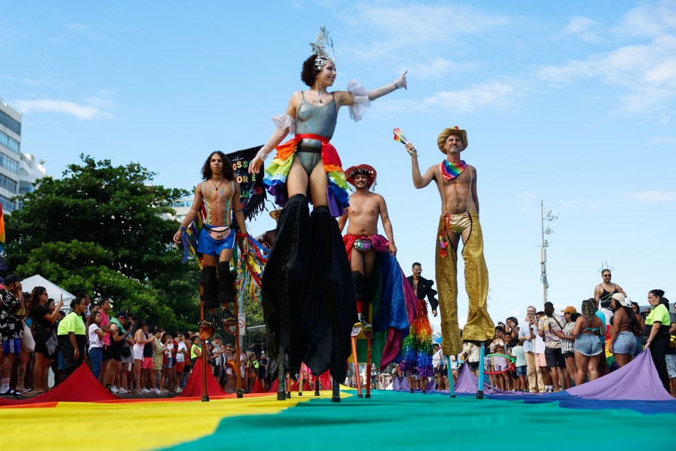 Personas participan en el 'Desfile del Orgullo LGBTIQ+' este domingo en Playa de Copacabana, Río de Janeiro (Brasil). EFE/ Antonio Lacerda