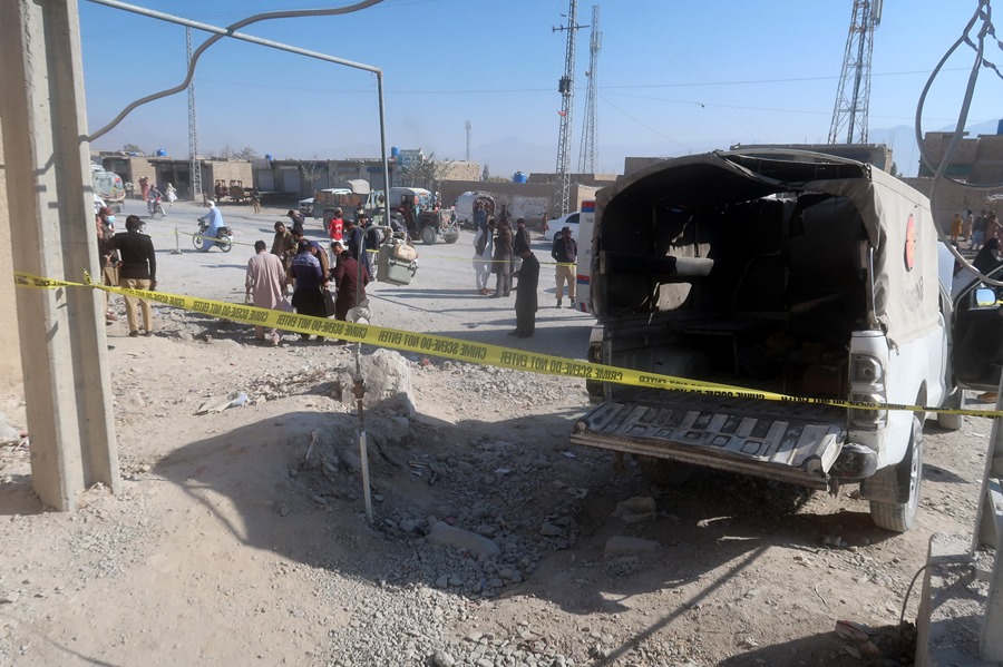 pakistan-ataque Funcionarios de seguridad paquistaníes inspeccionan el lugar de la explosión de una bomba cerca del móvil de la policía en Western Bypass, en Quetta, Pakistán
