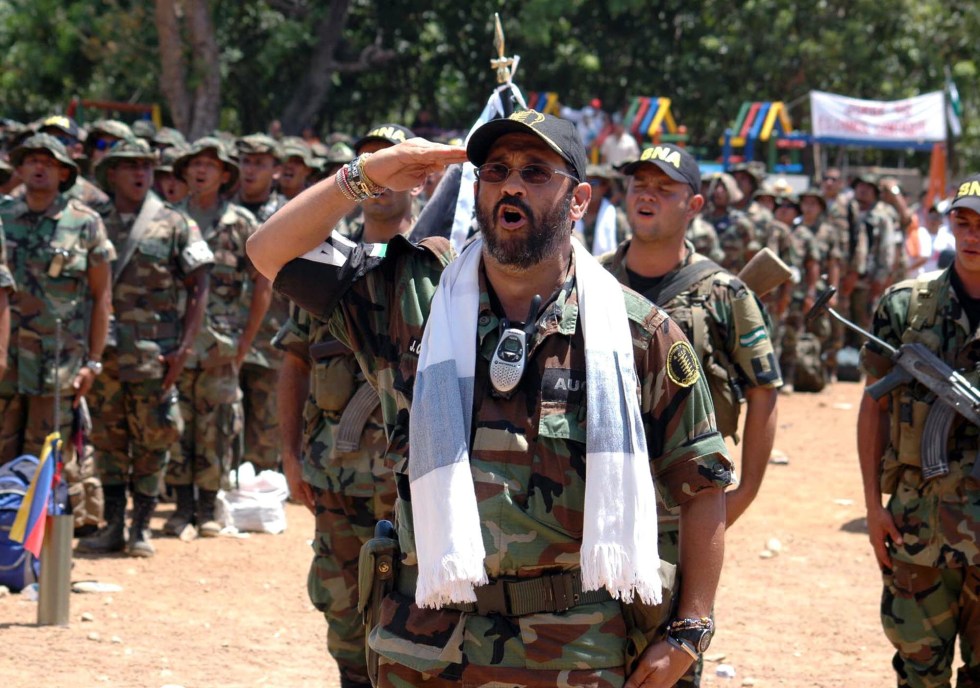 Fotografía de archivo del exjefe paramilitar Rodrigo Tovar Pupo, alias "Jorge 40", durante un acto de desmovilización en 2006. EFE/Carlos Capella