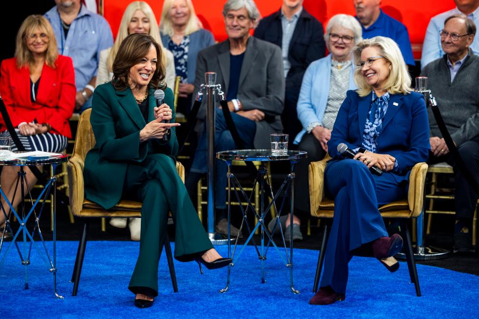 La vicepresidenta de EE.UU., Kamala Harris (i), habla con la política conservadora Liz Cheney (d) durante un acto de campaña el 21 de octubre de 2024, en Pensilvania, uno de los estados "bisagra". EFE/Jim Lo Scalzo