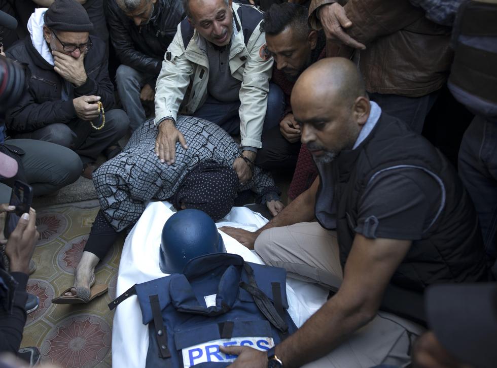 Vista de personas que lamentan la muerte de un periodista en un ataque de Israel en Gaza, en una fotografía de archivo. EFE/Haitham Imad