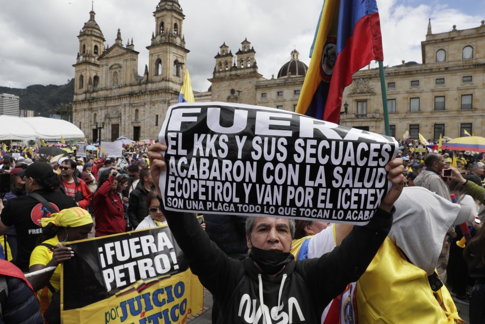 Personas se manifiestan durante una jornada de protesta realizada contra el Gobierno de Gustavo Petro, este sábado en Bogotá (Colombia). EFE/Carlos Ortega