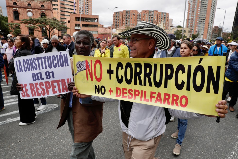 Personas se manifiestan durante una jornada de protesta realizada contra el Gobierno de Gustavo Petro, este sábado en Bogotá (Colombia). EFE/Carlos Ortega