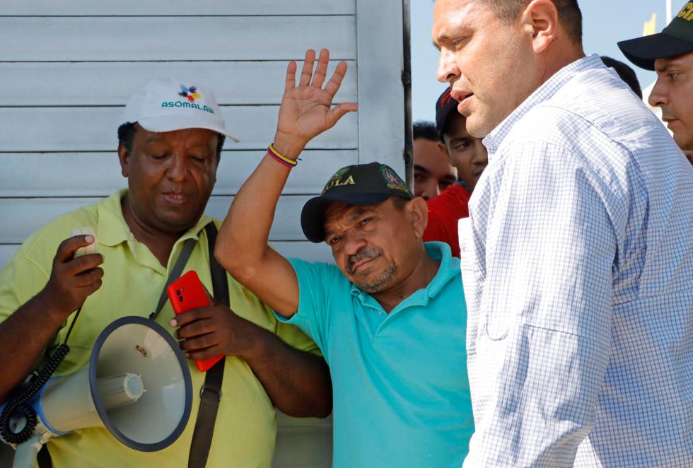 Luis Manuel Díaz Jiménez, padre del futbolista colombiano Luis Díaz, saluda a la multitud, entre familiares, amigos y curiosos, que lo recibió, el 9 de noviembre de 2023, en su casa luego de ser liberado tras permanecer secuestrado doce días por la guerrilla del Ejército de Liberación Nacional (ELN), en Barrancas, La Guajira (Colombia). EFE/ Ricardo Maldonado Rozo